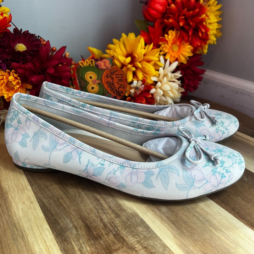 Spring Flats! ! Vionic Ballet Flats With Delicate Floral Pattern In Blue/White